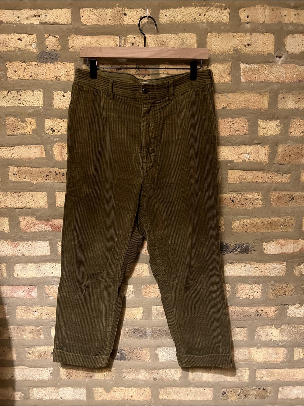Men's Alex Mill Standard Pleated Pant in Rugged Corduroy - Dark Olive; 30